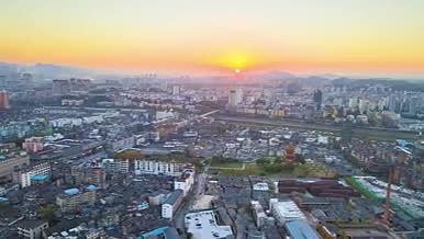 4K航拍江西景德镇城市夕阳日落视频的预览图